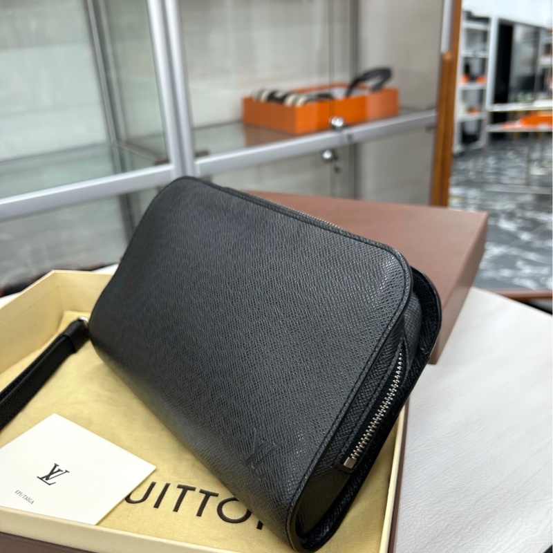【附件塵袋、盒】 LV 黑銀牛皮手拿包-1