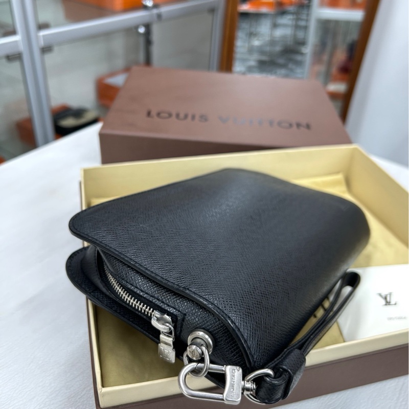 【附件塵袋、盒】 LV 黑銀牛皮手拿包-4