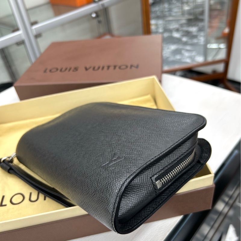 【附件塵袋、盒】 LV 黑銀牛皮手拿包-5