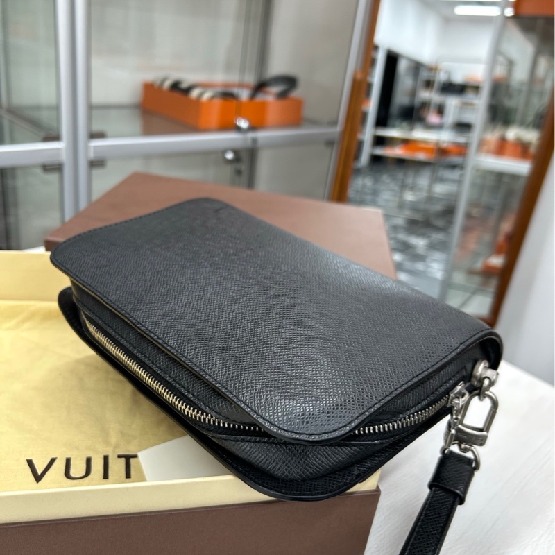 【附件塵袋、盒】 LV 黑銀牛皮手拿包-6