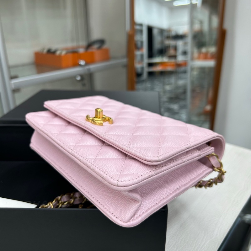 【99新】 Chanel 24S芯片 櫻花粉荔枝牛皮 旋轉扣woc 斜挎包 單肩包-3