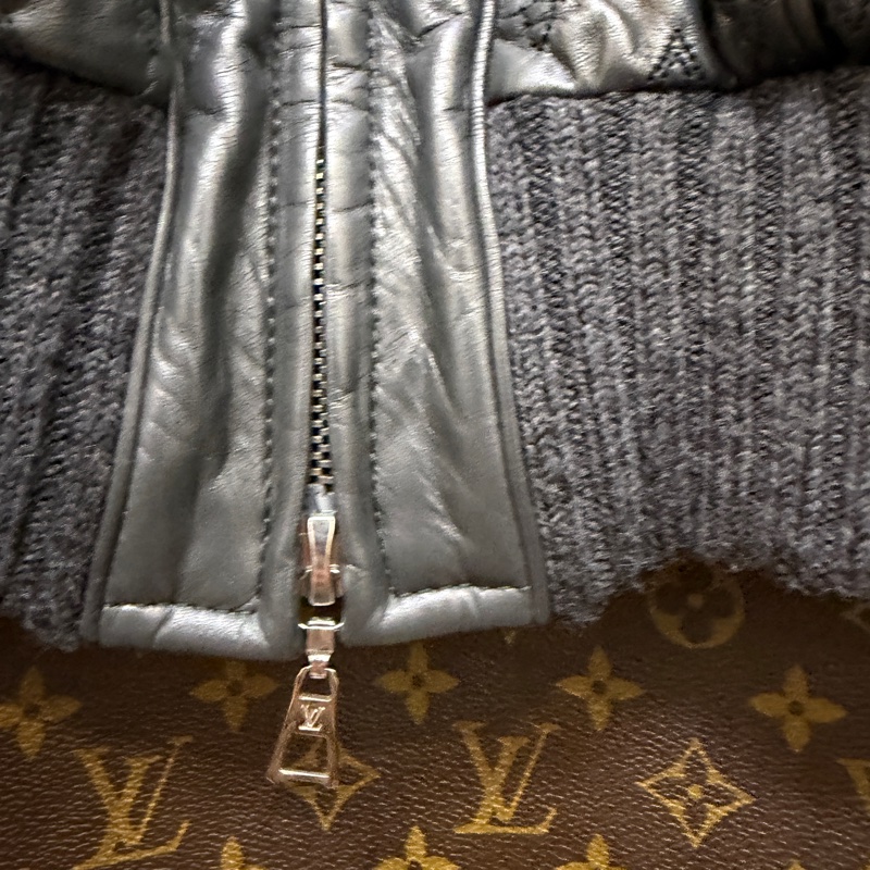 LV 鐵灰羊皮Logo下擺羊毛拉鏈夾克外套649416-10