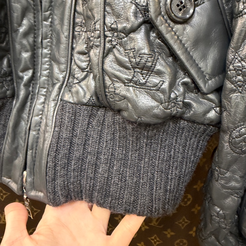 LV 鐵灰羊皮Logo下擺羊毛拉鏈夾克外套649416-12