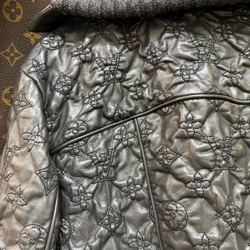 LV 鐵灰羊皮Logo下擺羊毛拉鏈夾克外套649416-16