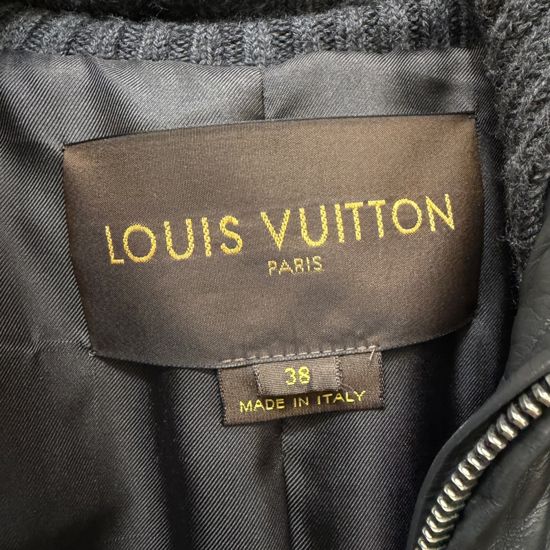 LV 鐵灰羊皮Logo下擺羊毛拉鏈夾克外套649416-17