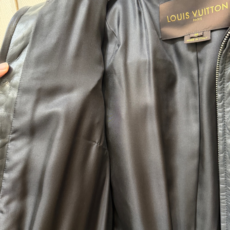 LV 鐵灰羊皮Logo下擺羊毛拉鏈夾克外套649416-18