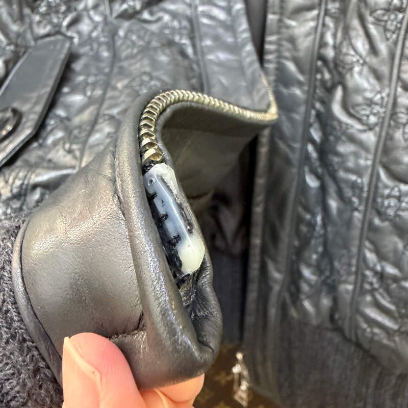 LV 鐵灰羊皮Logo下擺羊毛拉鏈夾克外套649416-22