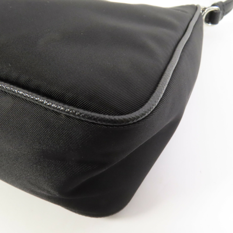 PRADA 尼龍Re-Edition 2005銀扣手挽袋-11