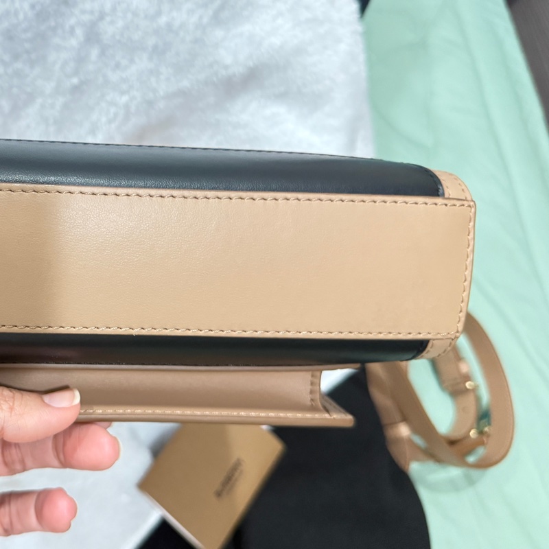 全新 BURBERRY 全皮 焦糖 奶茶 三色斜背手提兩用包 8036791 POCKET BAG-12