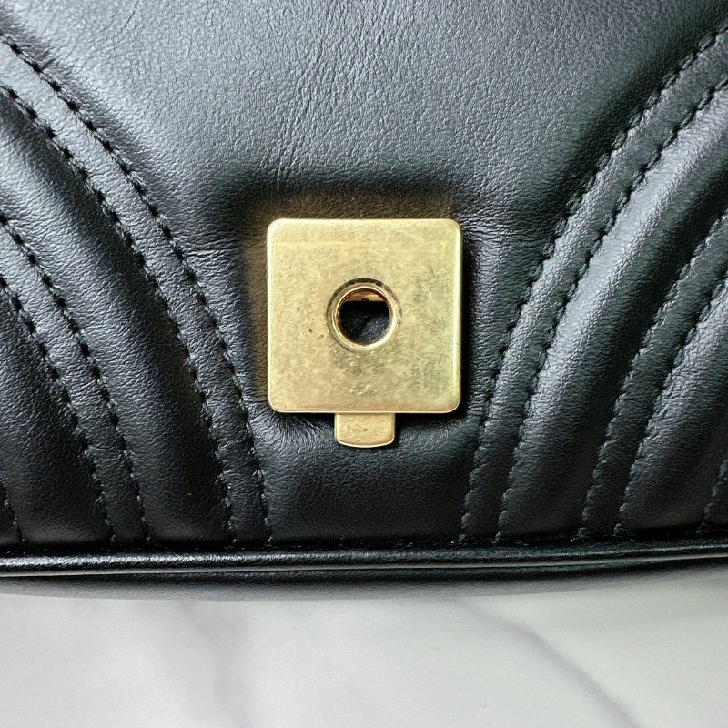 GUCCI Marmont黑金鏈帶包-6