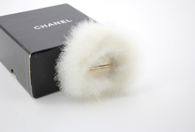 Chanel Vintage 04A 兔毛白色圓形蝴蝶結胸針-1