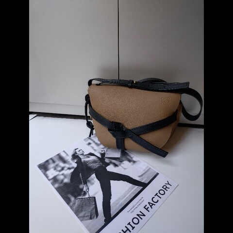 LOEWE 黑皮邊駝皮禮物包 GATE 24