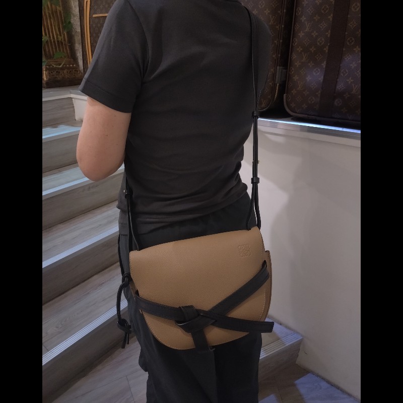 LOEWE 黑皮邊駝皮禮物包 GATE 24-1