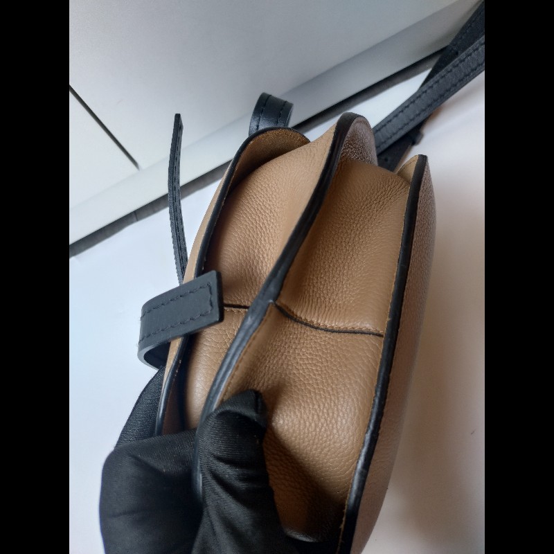 LOEWE 黑皮邊駝皮禮物包 GATE 24-16