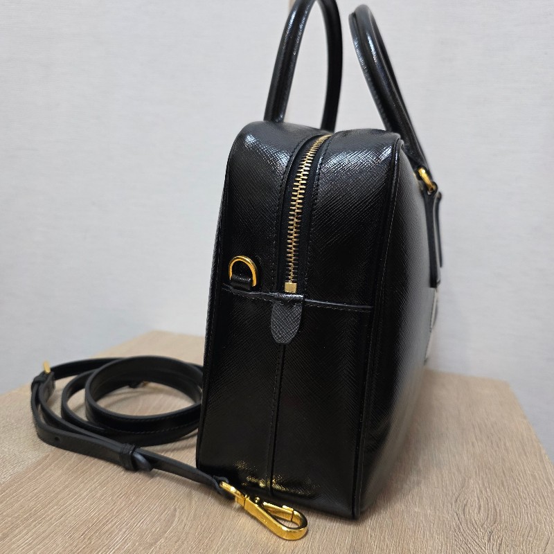 [時尚可愛好物🥰專櫃3折價] Prada黑漆皮金釦小白花手提斜背保齡球包-1