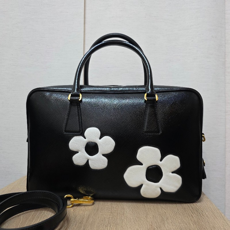 [時尚可愛好物🥰專櫃3折價] Prada黑漆皮金釦小白花手提斜背保齡球包-2