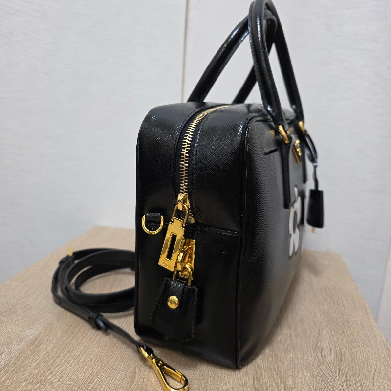 [時尚可愛好物🥰專櫃3折價] Prada黑漆皮金釦小白花手提斜背保齡球包-3