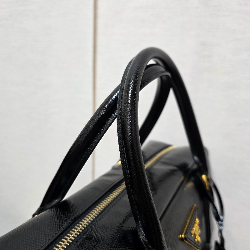 [時尚可愛好物🥰專櫃3折價] Prada黑漆皮金釦小白花手提斜背保齡球包-4