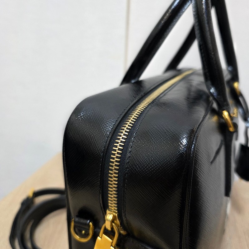 [時尚可愛好物🥰專櫃3折價] Prada黑漆皮金釦小白花手提斜背保齡球包-5