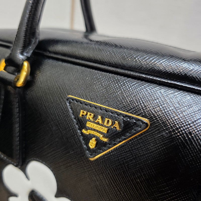 [時尚可愛好物🥰專櫃3折價] Prada黑漆皮金釦小白花手提斜背保齡球包-6