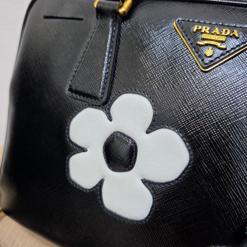 [時尚可愛好物🥰專櫃3折價] Prada黑漆皮金釦小白花手提斜背保齡球包-7