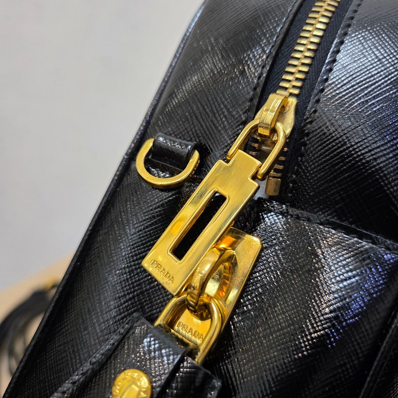 [時尚可愛好物🥰專櫃3折價] Prada黑漆皮金釦小白花手提斜背保齡球包-10