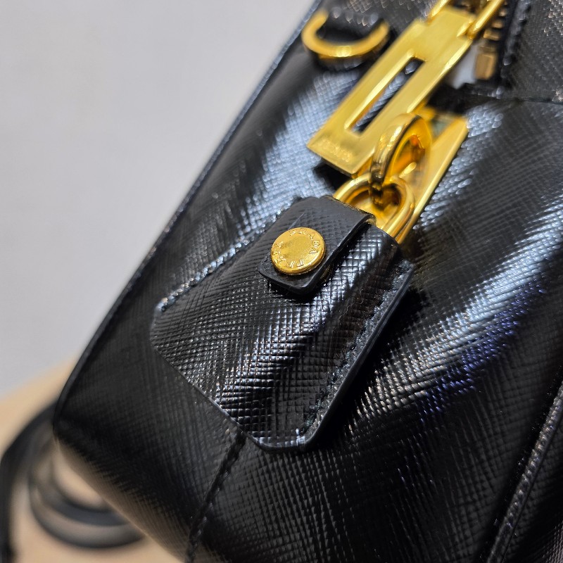 [時尚可愛好物🥰專櫃3折價] Prada黑漆皮金釦小白花手提斜背保齡球包-12