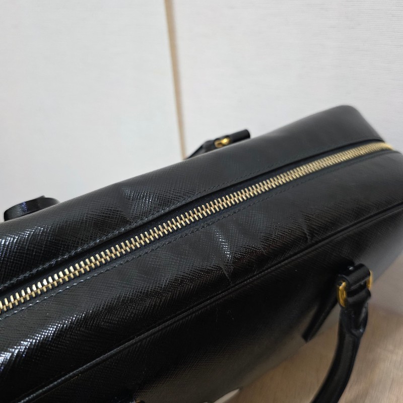 [時尚可愛好物🥰專櫃3折價] Prada黑漆皮金釦小白花手提斜背保齡球包-15