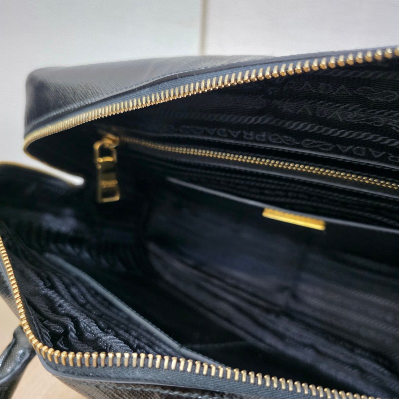 [時尚可愛好物🥰專櫃3折價] Prada黑漆皮金釦小白花手提斜背保齡球包-16