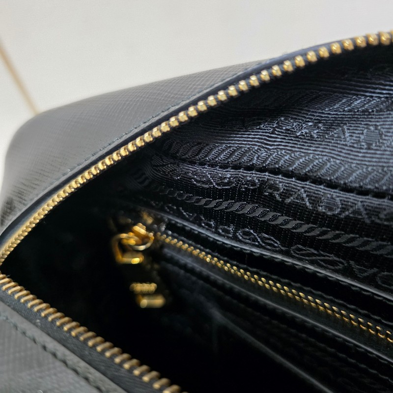 [時尚可愛好物🥰專櫃3折價] Prada黑漆皮金釦小白花手提斜背保齡球包-18