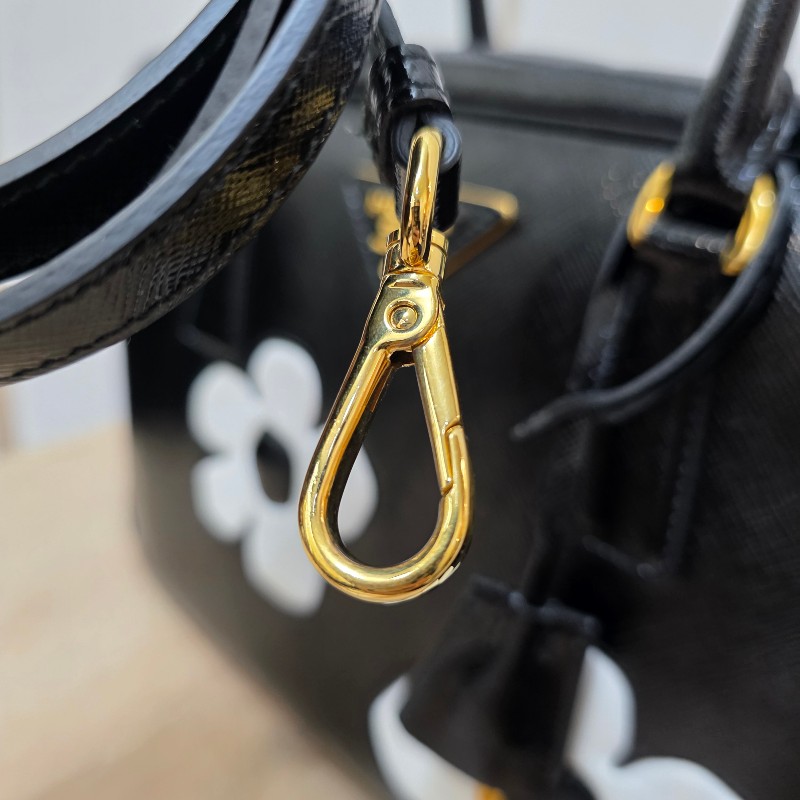 [時尚可愛好物🥰專櫃3折價] Prada黑漆皮金釦小白花手提斜背保齡球包-20