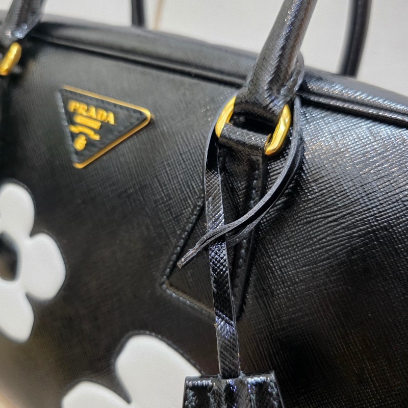 [時尚可愛好物🥰專櫃3折價] Prada黑漆皮金釦小白花手提斜背保齡球包-25
