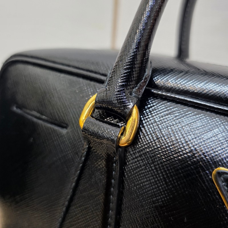 [時尚可愛好物🥰專櫃3折價] Prada黑漆皮金釦小白花手提斜背保齡球包-31