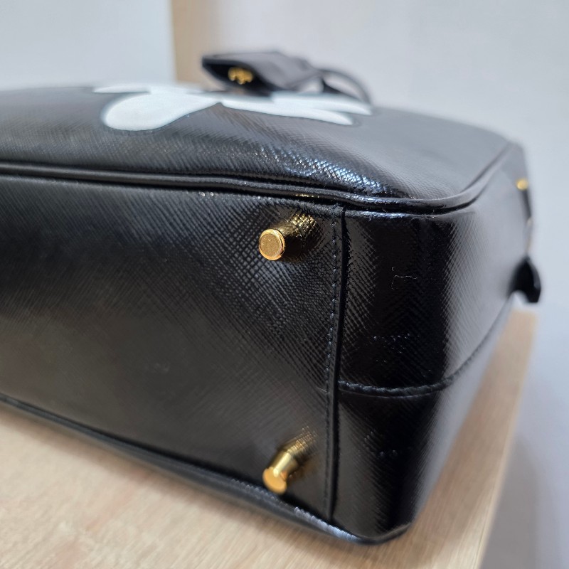 [時尚可愛好物🥰專櫃3折價] Prada黑漆皮金釦小白花手提斜背保齡球包-37