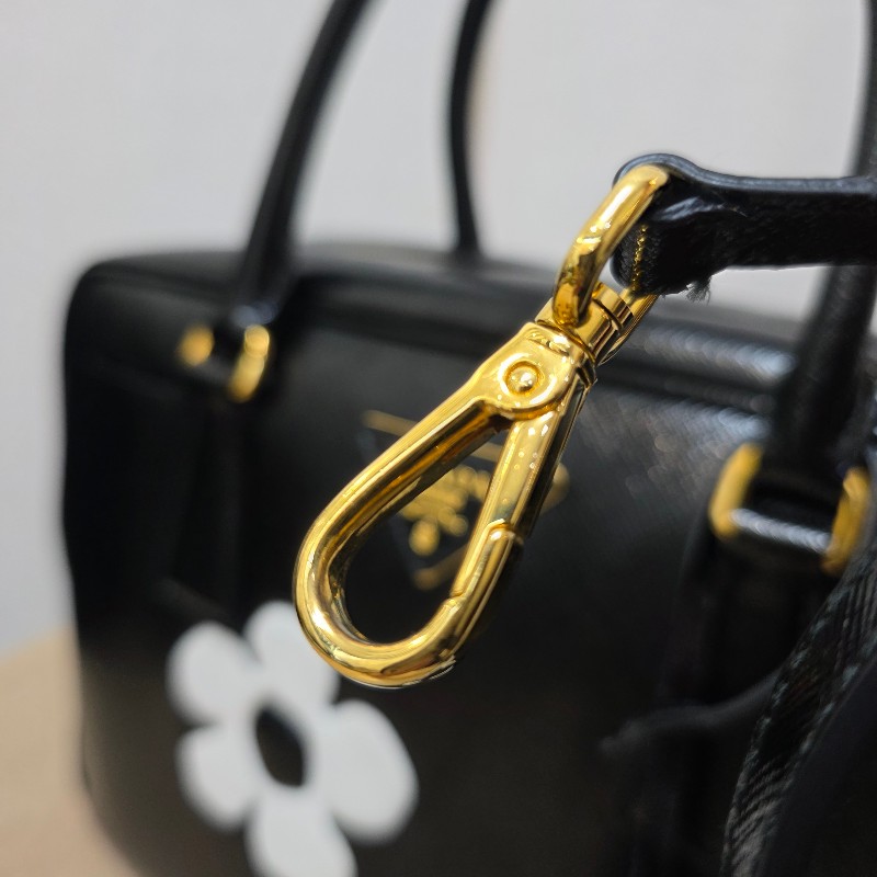 [時尚可愛好物🥰專櫃3折價] Prada黑漆皮金釦小白花手提斜背保齡球包-38