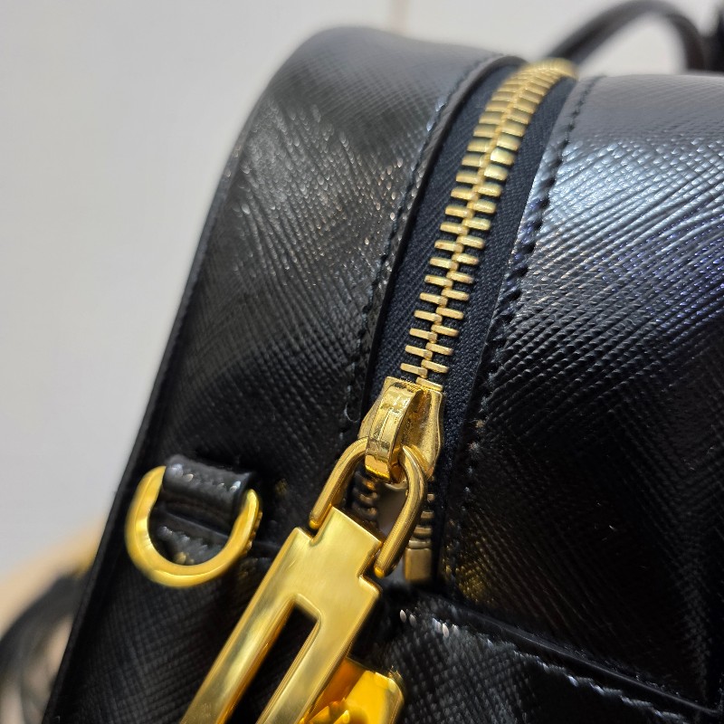 [時尚可愛好物🥰專櫃3折價] Prada黑漆皮金釦小白花手提斜背保齡球包-40