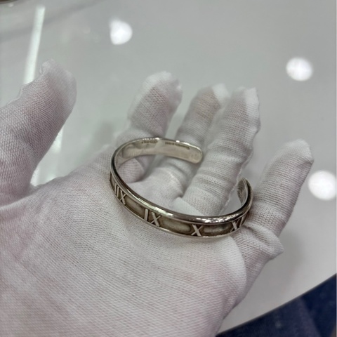 TIFFANY 蒂芙尼 中古款Atals羅馬數位開口手鐲，女款小號手鐲。重約22g 簡約大氣，適合日常配戴。