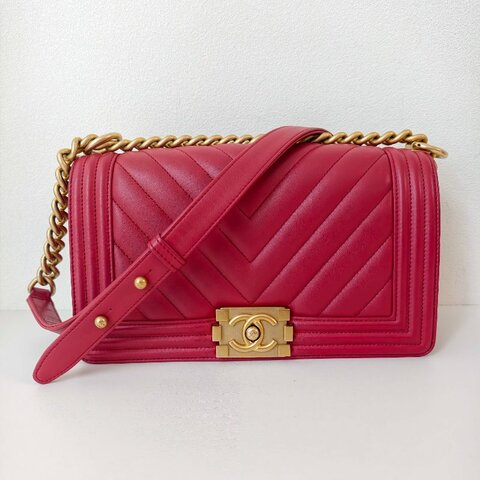 香奈兒/Chanel leboy 口蓋包 紅色中號小牛皮與金色金屬 29開 尺寸：15.0 × 25 × 9.0 年份2019年 98新