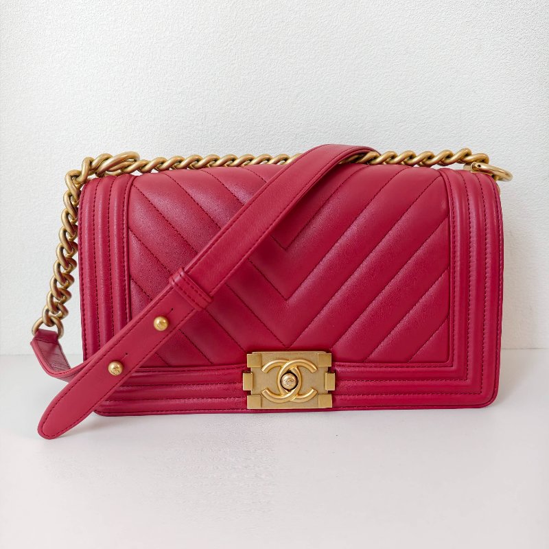 香奈兒/Chanel leboy 口蓋包 紅色中號小牛皮與金色金屬 29開 尺寸:15.0 × 25 × 9.0 年份2019年 98新-0