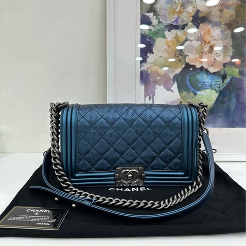 Chanel 香奈兒 Leboy 中號 非常高級的一種藍，帶點珠光色，小牛皮，復古銀扣 20開 有卡