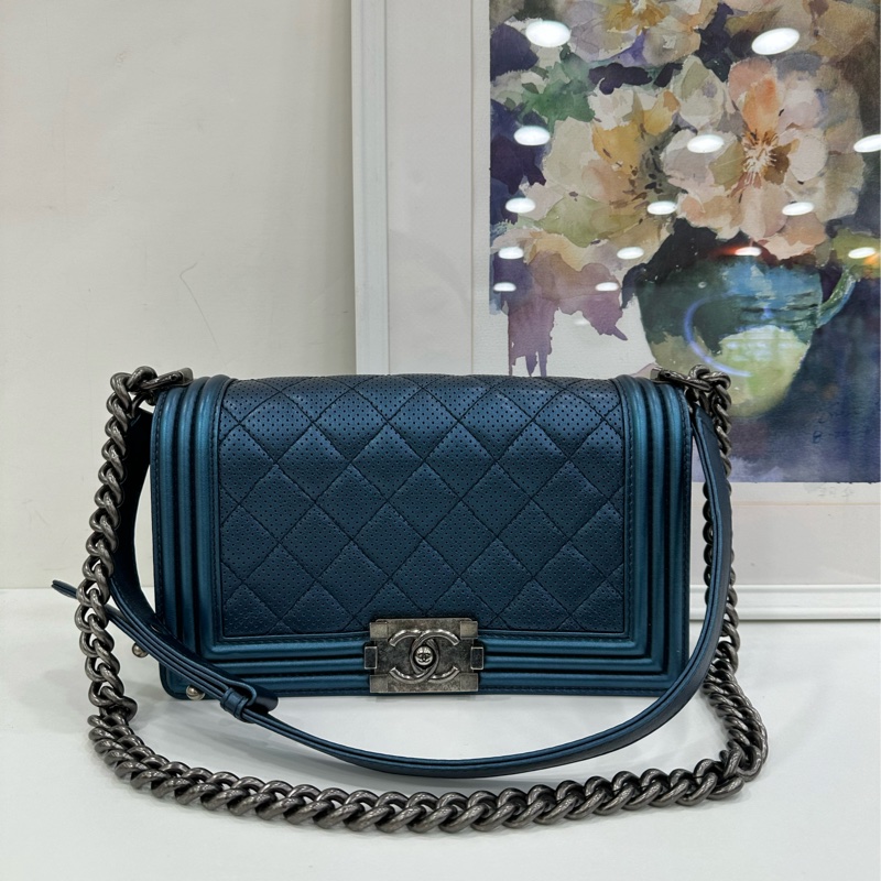 Chanel 香奈兒 Leboy 中號 非常高級的一種藍，帶點珠光色，小牛皮，復古銀扣 20開 有卡-1