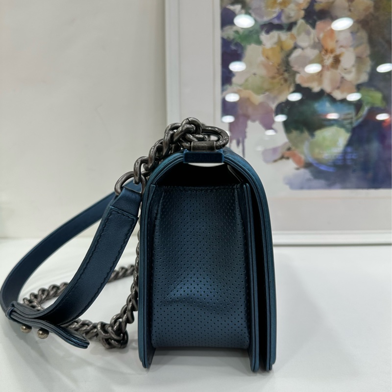 Chanel 香奈兒 Leboy 中號 非常高級的一種藍，帶點珠光色，小牛皮，復古銀扣 20開 有卡-4