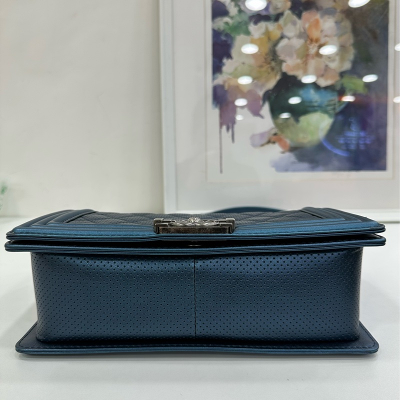 Chanel 香奈兒 Leboy 中號 非常高級的一種藍，帶點珠光色，小牛皮，復古銀扣 20開 有卡-5