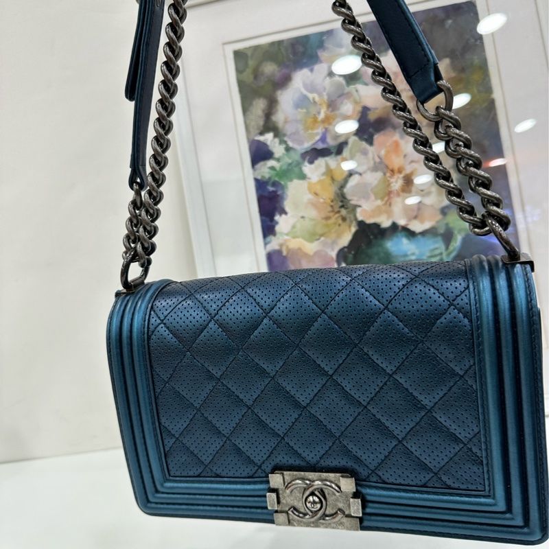 Chanel 香奈兒 Leboy 中號 非常高級的一種藍，帶點珠光色，小牛皮，復古銀扣 20開 有卡-7