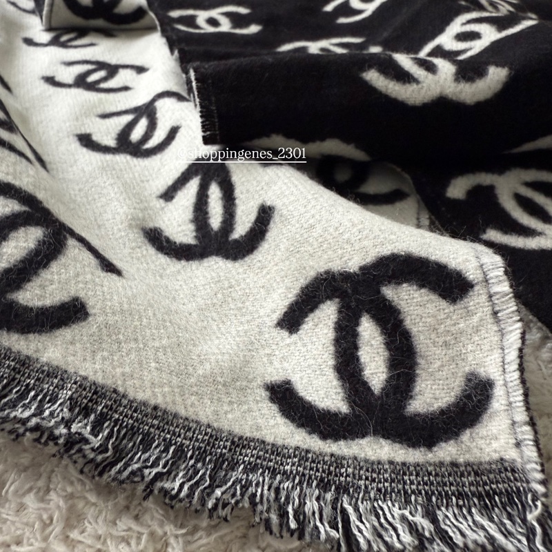 香奈兒 Chanel 經典款黑白圍巾 滿版logo 圍巾-5