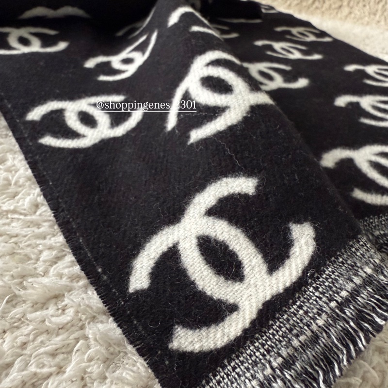 香奈兒 Chanel 經典款黑白圍巾 滿版logo 圍巾-6