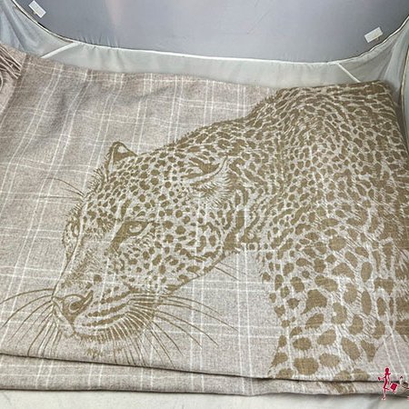 *奢華大道國際精品*【H0438】HERMES奶茶色 花豹厚款流蘇披肩 120*120 100%羊毛-0