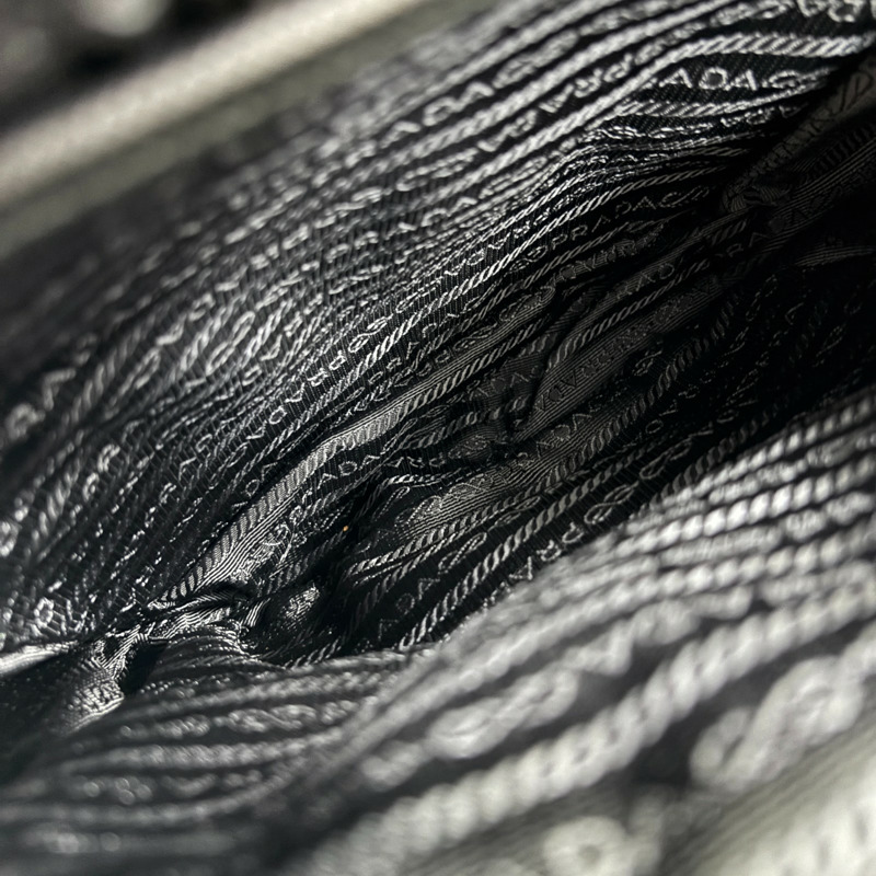 黑色 尼龍 RE-Nylon 斜背包 【PRADA 普拉達】 1BZ026-5