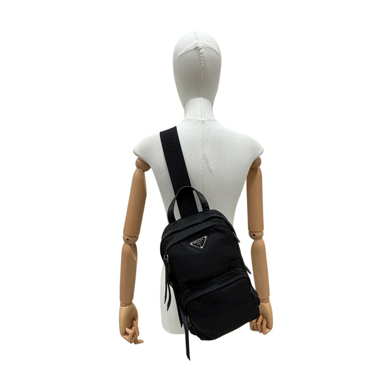黑色 尼龍 RE-Nylon 斜背包 【PRADA 普拉達】 1BZ026-7
