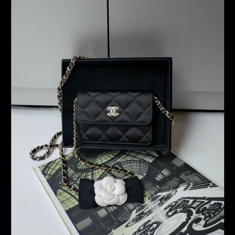 Chanel 白山茶花金鍊黑緞布斜背小卡片包
